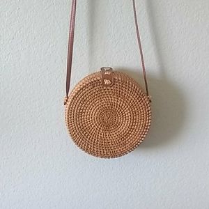 Round basket shoulder bag